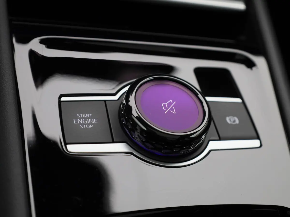 1.5 eHybrid R-Line Edition 204 PK| Origineel Nederlands | 1e Eigenaar | Panoramdak | Navigatie | Achteruitrijcamera | Achterklep Elektrisch | Stoelverwarming | Stuurwielverwarming