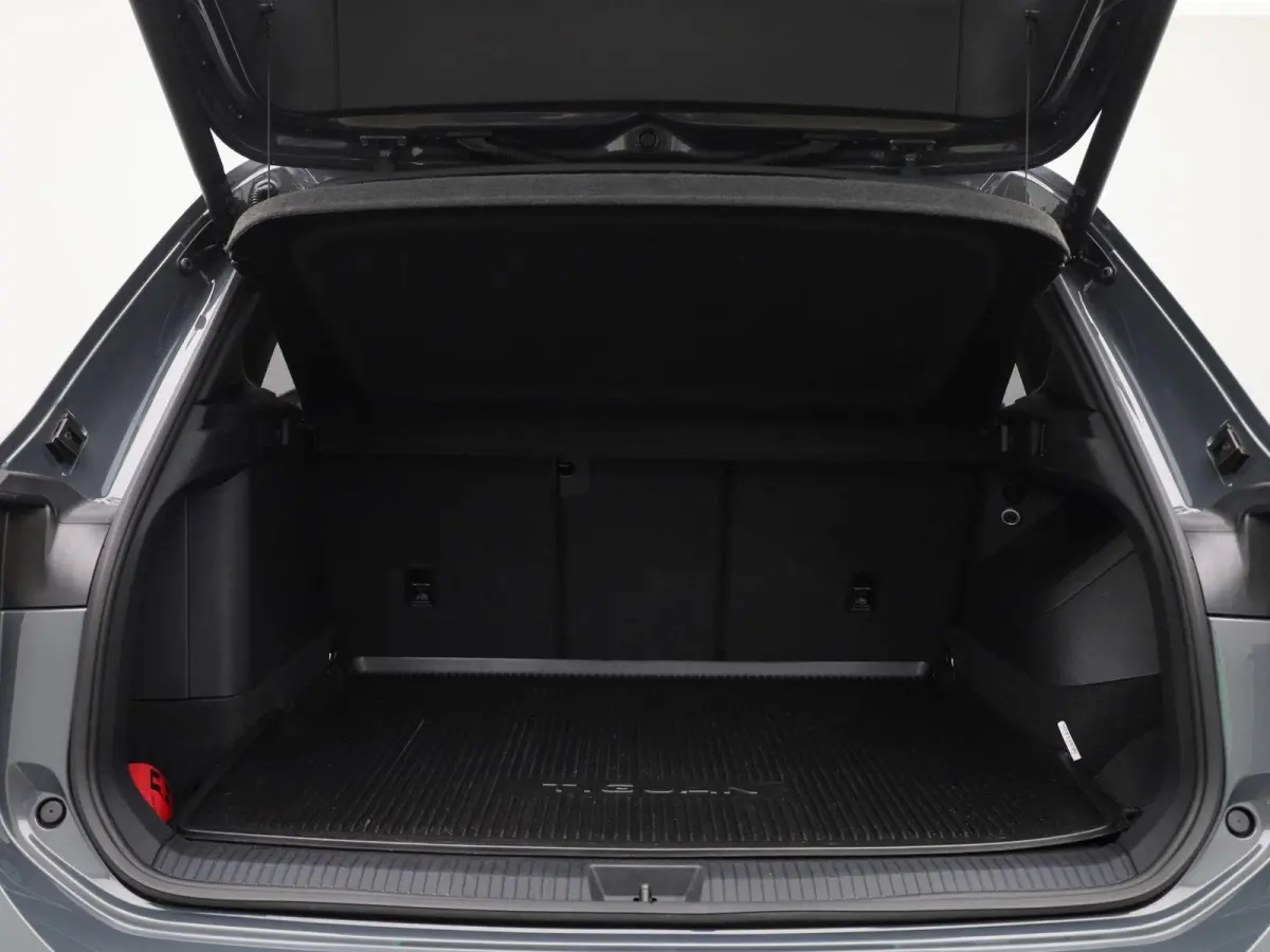 1.5 eHybrid R-Line Edition 204 PK| Origineel Nederlands | 1e Eigenaar | Panoramdak | Navigatie | Achteruitrijcamera | Achterklep Elektrisch | Stoelverwarming | Stuurwielverwarming