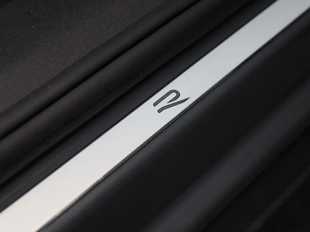 1.5 eHybrid R-Line Edition 204 PK| Origineel Nederlands | 1e Eigenaar | Panoramdak | Navigatie | Achteruitrijcamera | Achterklep Elektrisch | Stoelverwarming | Stuurwielverwarming