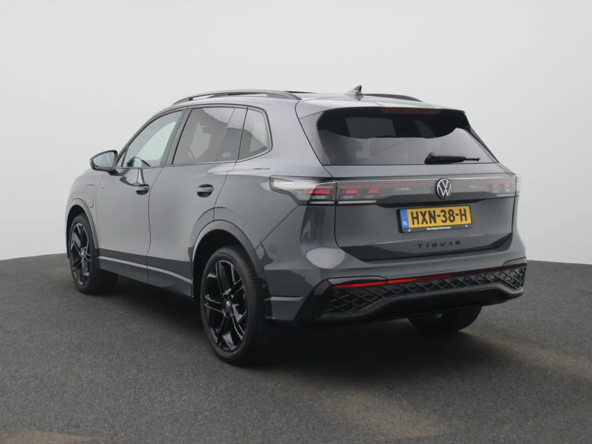 1.5 eHybrid R-Line Edition 204 PK| Origineel Nederlands | 1e Eigenaar | Panoramdak | Navigatie | Achteruitrijcamera | Achterklep Elektrisch | Stoelverwarming | Stuurwielverwarming