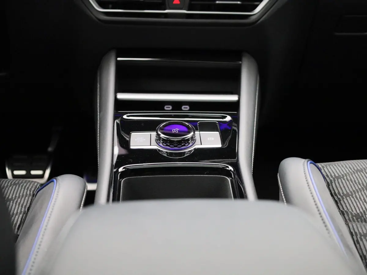 1.5 eHybrid R-Line Edition 204 PK| Origineel Nederlands | 1e Eigenaar | Panoramdak | Navigatie | Achteruitrijcamera | Achterklep Elektrisch | Stoelverwarming | Stuurwielverwarming