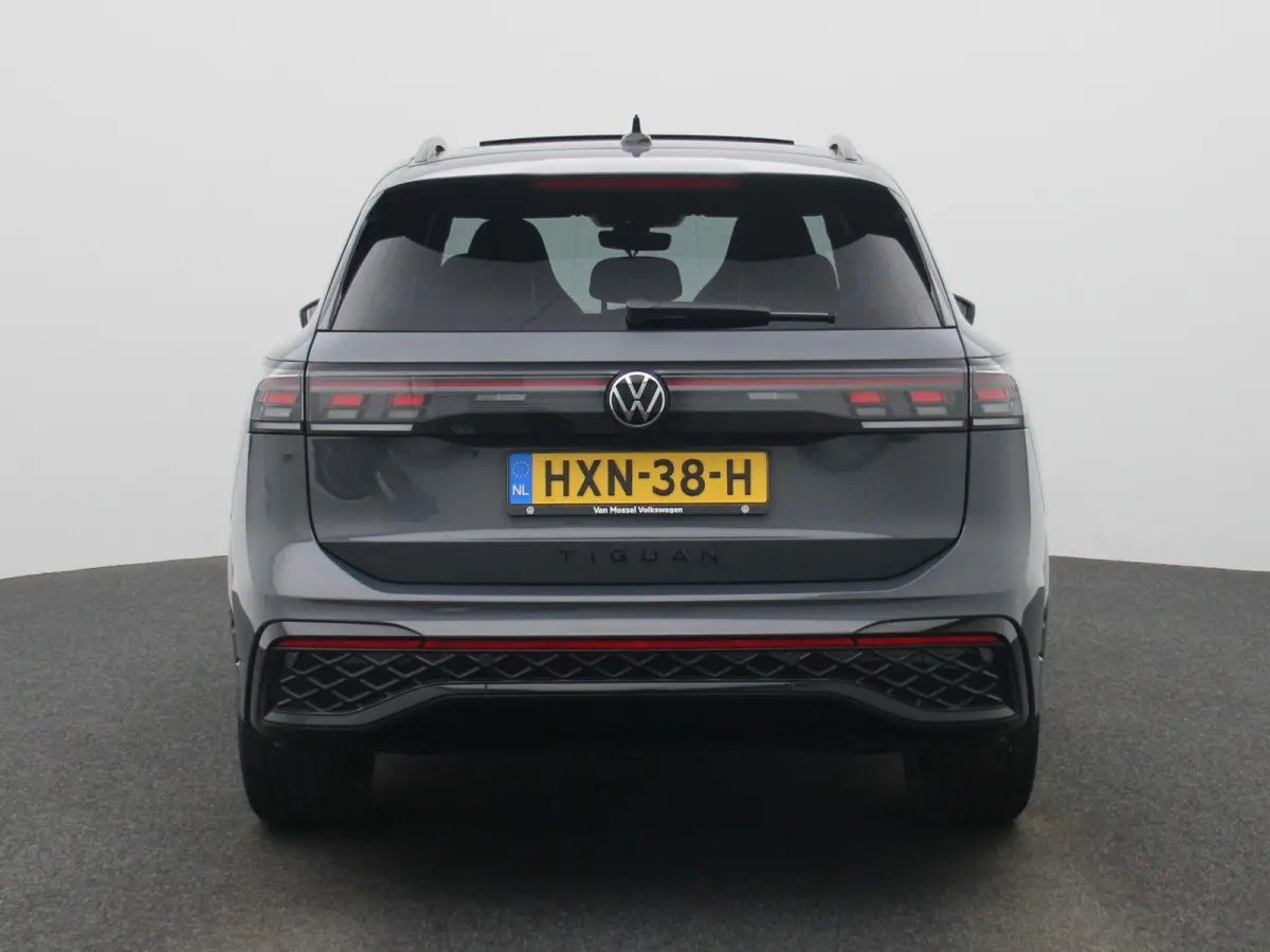 1.5 eHybrid R-Line Edition 204 PK| Origineel Nederlands | 1e Eigenaar | Panoramdak | Navigatie | Achteruitrijcamera | Achterklep Elektrisch | Stoelverwarming | Stuurwielverwarming