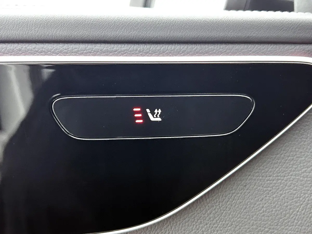 300 e AMG Line 313PK | Automaat | Elektrisch Panoramadak | Achteruitrij Camera | Night Pakket | Elektrische stoelen | Apple Carplay | Android Auto | Elektrische Trekhaak ||