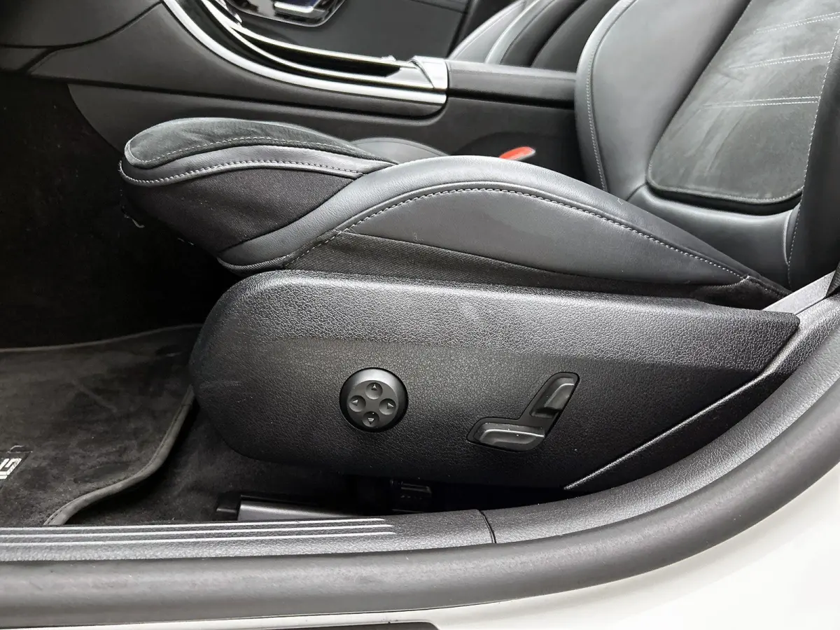 300 e AMG Line 313PK | Automaat | Elektrisch Panoramadak | Achteruitrij Camera | Night Pakket | Elektrische stoelen | Apple Carplay | Android Auto | Elektrische Trekhaak ||