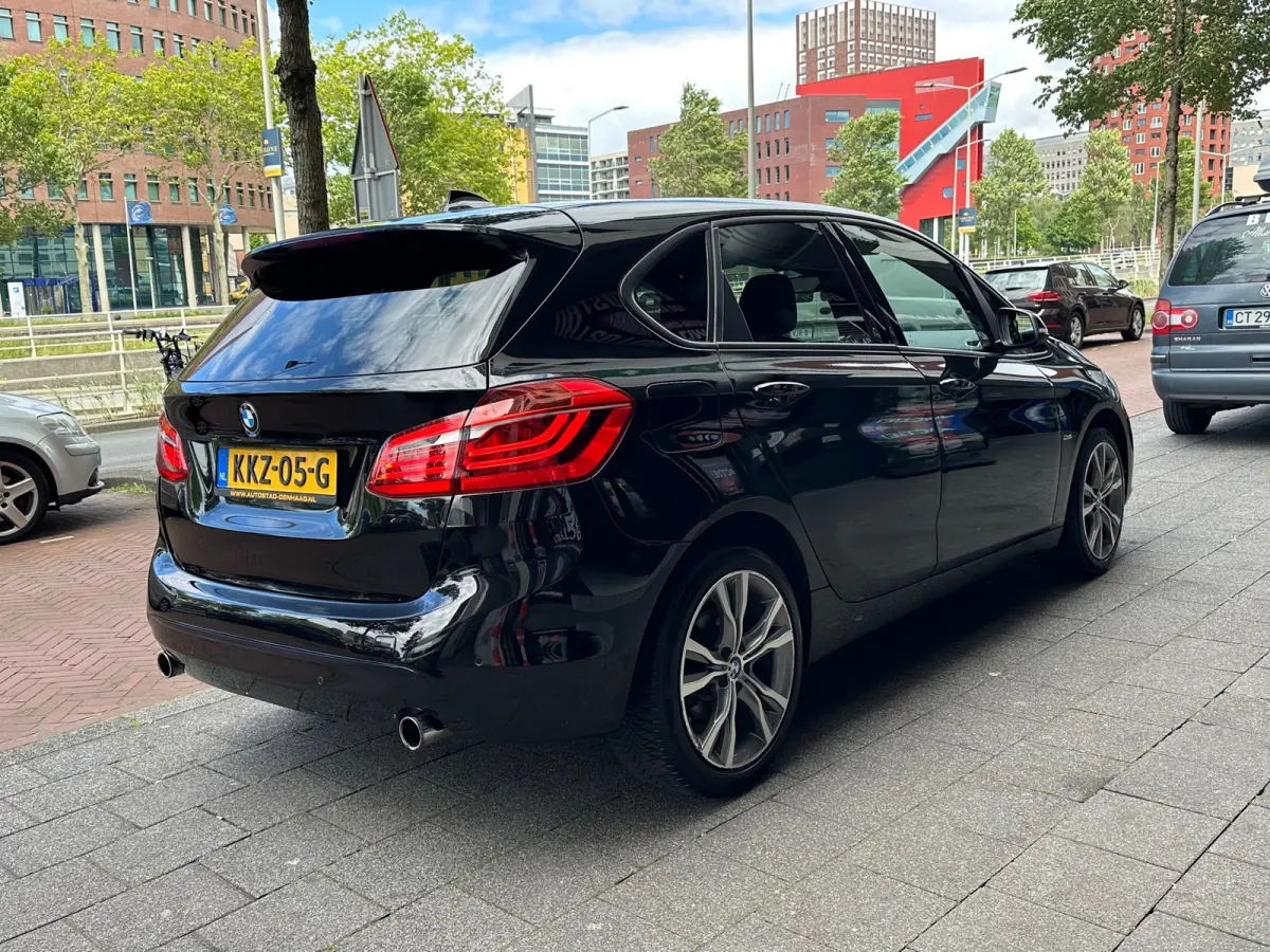 220i High Executive Aut Navi Clima PDC Stoelverwarming