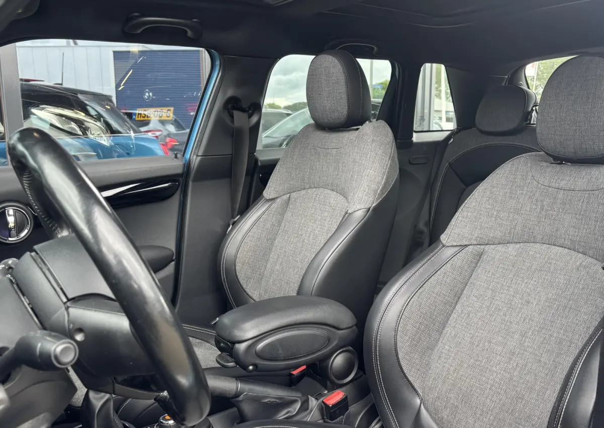 1.5 Cooper Chili 136PK | PANO | NL AUTO | Luxe Stoelen | Parkeersensoren | Airco | Navigatie | Cruise Control | 2 Sleutels | Lichtmetalen Velgen |