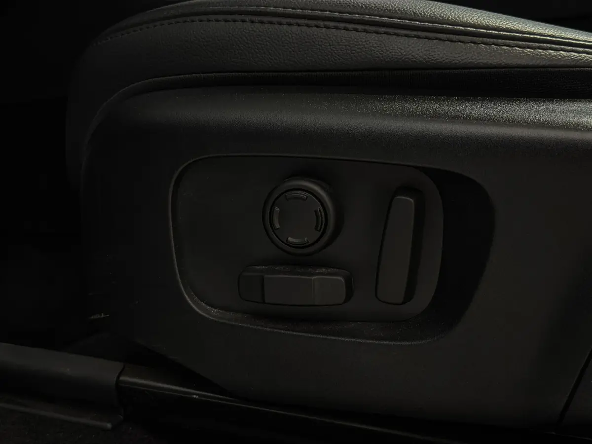 P300e 1.5 S Facelift | Trekh | Pano | Meridian | Memory | 12/23