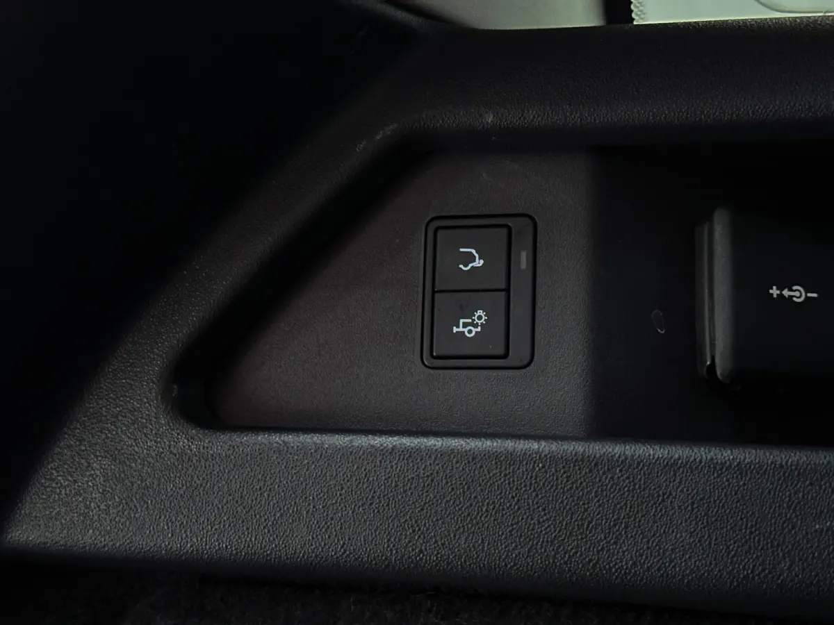 P300e 1.5 S Facelift | Trekh | Pano | Meridian | Memory | 12/23