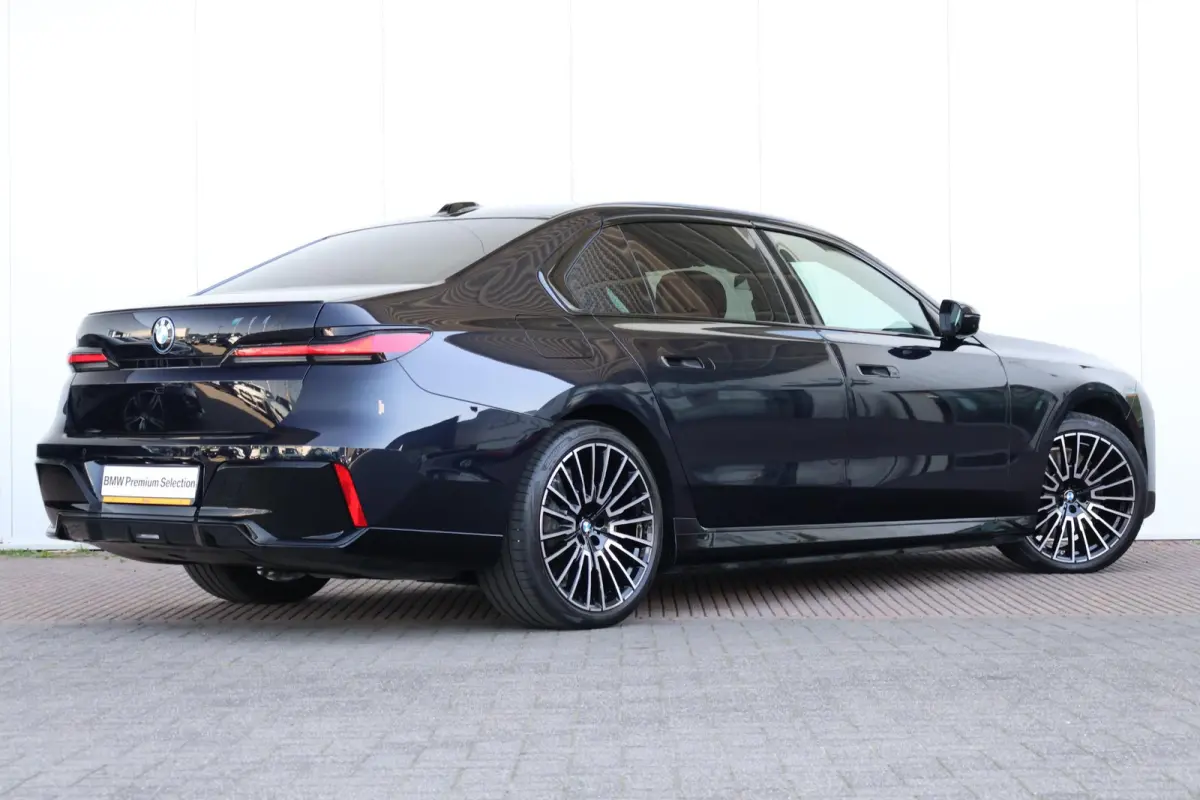 eDrive50 106 kWh | SoH 100% | Sport Pakket Pro | Driving Assistant Professional | Parking Assistant Professional | Multifunctionele Stoelen Voor | 21'' LM |