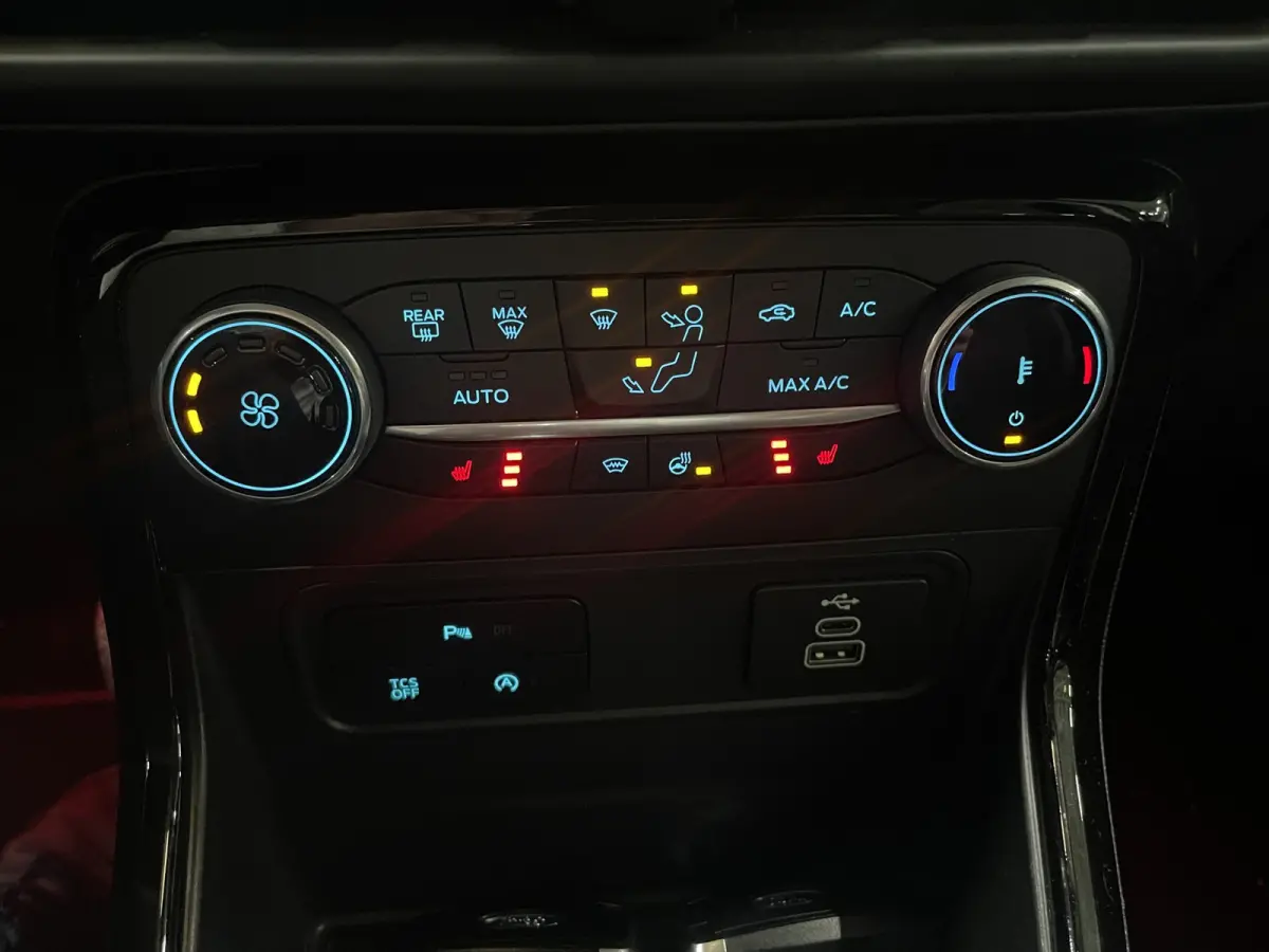 1.0 EcoBoost ST-Line | NL auto | Lage km. stand! | Navi | Xenon | B&O | Stoel-stuurverw. | 17''