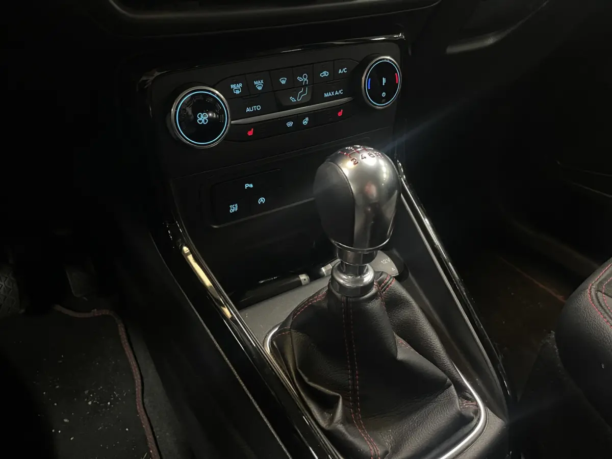1.0 EcoBoost ST-Line | NL auto | Lage km. stand! | Navi | Xenon | B&O | Stoel-stuurverw. | 17''