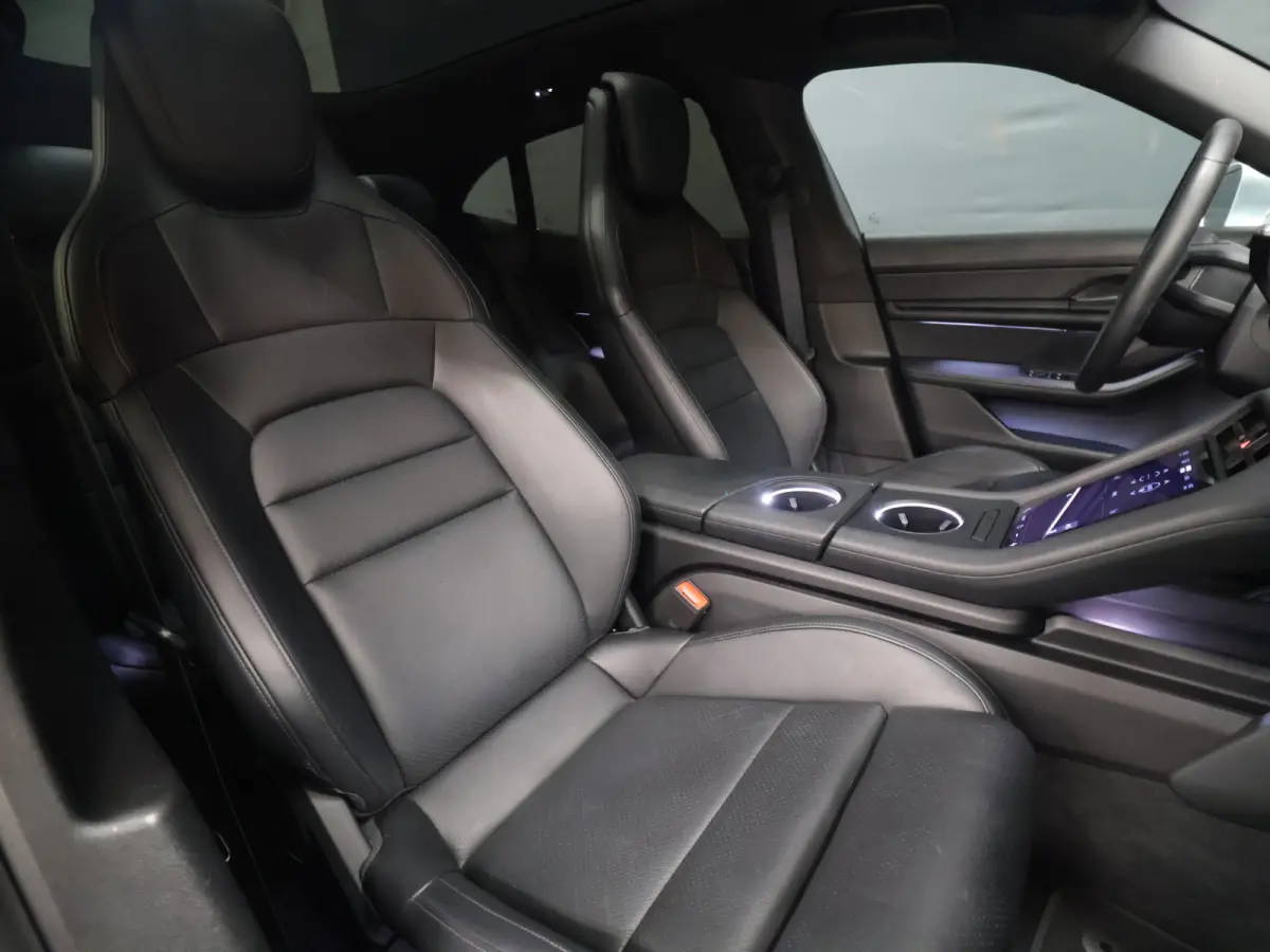 4 93 kWh [LUCHTVERING, ADAPTIVE CRUISE, MEMORY SEATS, APPLE CARPLAY, ANDROID, CAMERA, PDC V+A, STOELVERWARMING, DIGITAL DASH, MULTIFUNCTIONEEL STUURWIEL, ELEKTRISCHE ACHTERKLEP, NAVIGATIE, N