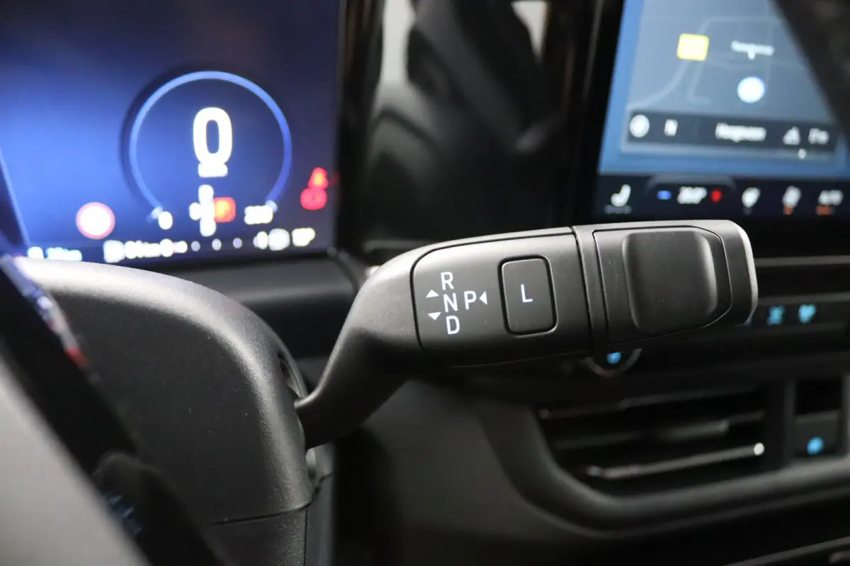 Tourneo 340 2.5 PHEV L1H1 Titanium X | 8-Persoons | Panoramadak | B&O | Trekhaak | Leder | 360 Camera | Navigatie | Elektrische Stoel Voorstoelen | Adaptive Cruise | BLIS