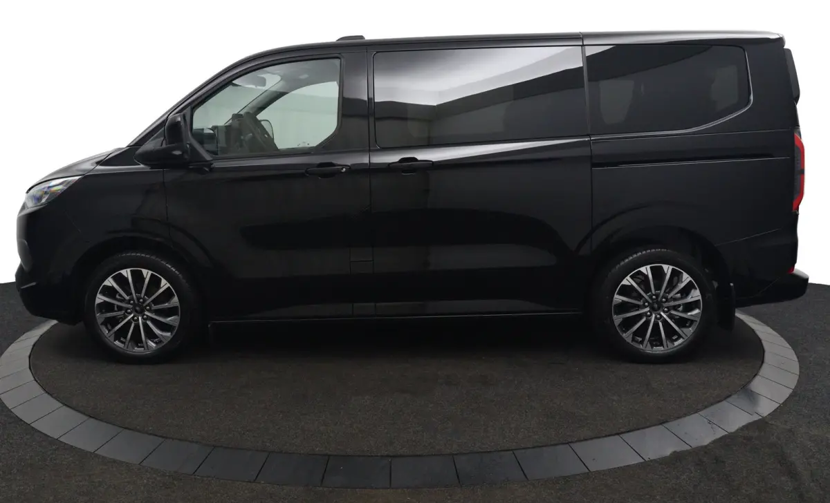 Tourneo 340 2.5 PHEV L1H1 Titanium X | 8-Persoons | Panoramadak | B&O | Trekhaak | Leder | 360 Camera | Navigatie | Elektrische Stoel Voorstoelen | Adaptive Cruise | BLIS