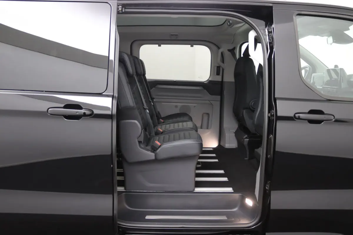 Tourneo 340 2.5 PHEV L1H1 Titanium X | 8-Persoons | Panoramadak | B&O | Trekhaak | Leder | 360 Camera | Navigatie | Elektrische Stoel Voorstoelen | Adaptive Cruise | BLIS