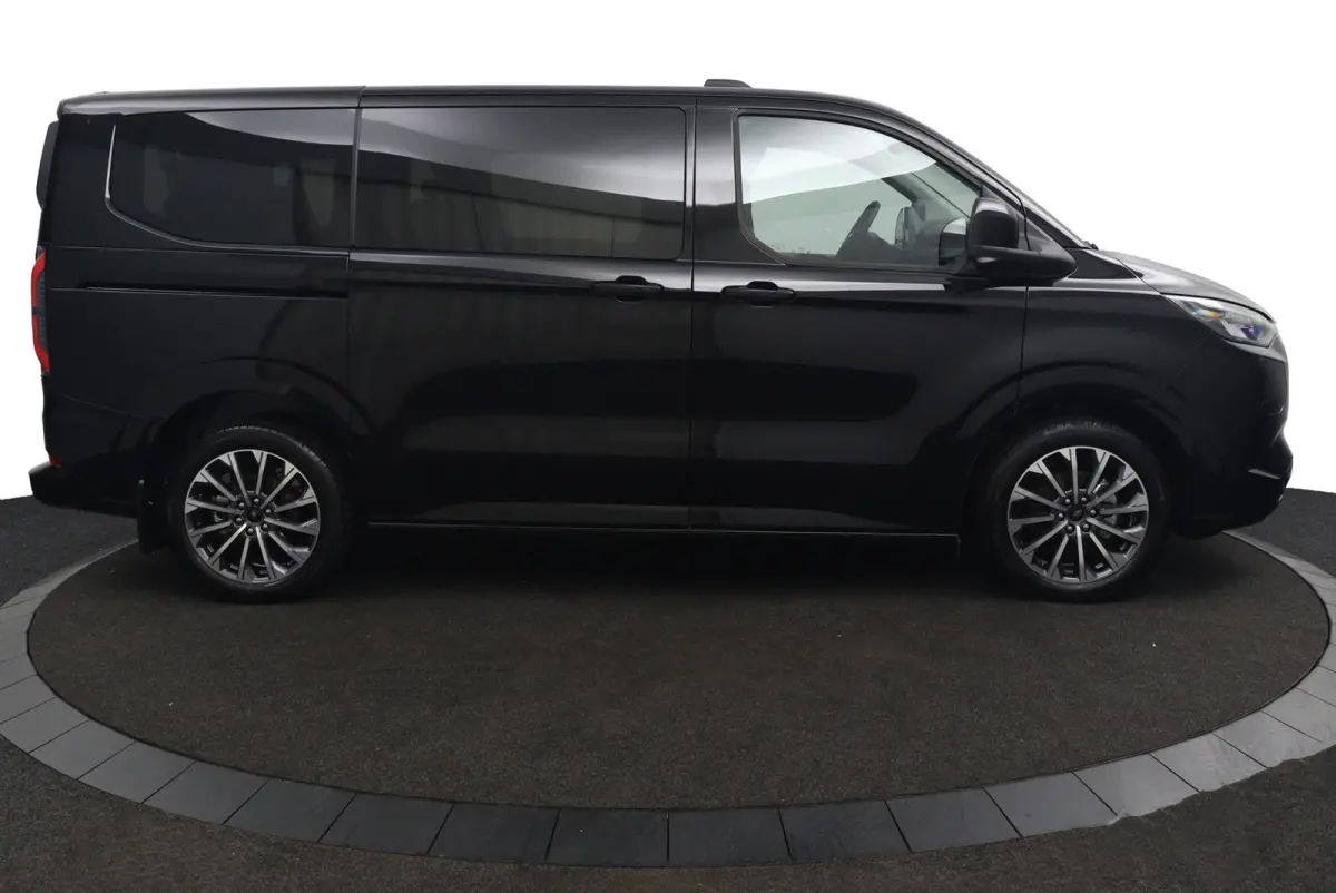 Tourneo 340 2.5 PHEV L1H1 Titanium X | 8-Persoons | Panoramadak | B&O | Trekhaak | Leder | 360 Camera | Navigatie | Elektrische Stoel Voorstoelen | Adaptive Cruise | BLIS