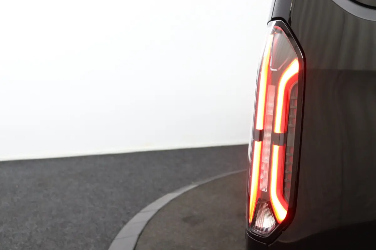 Tourneo 340 2.5 PHEV L1H1 Titanium X | 8-Persoons | Panoramadak | B&O | Trekhaak | Leder | 360 Camera | Navigatie | Elektrische Stoel Voorstoelen | Adaptive Cruise | BLIS