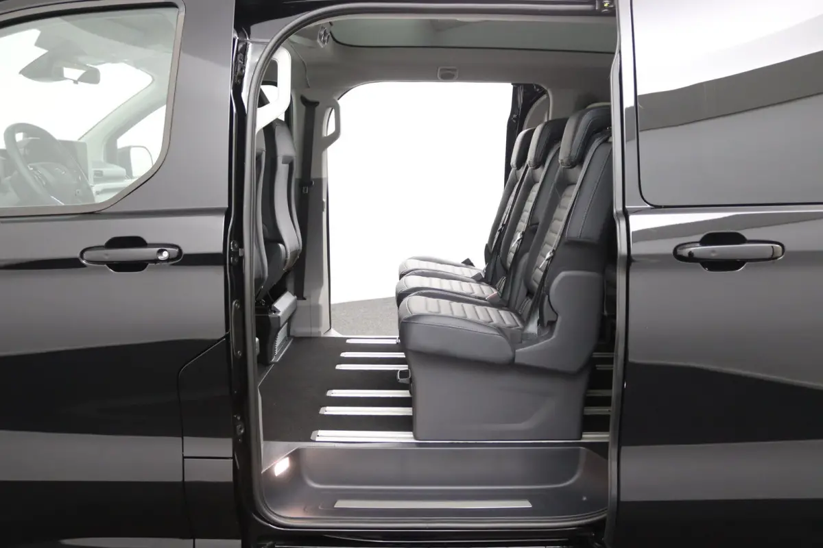 Tourneo 340 2.5 PHEV L1H1 Titanium X | 8-Persoons | Panoramadak | B&O | Trekhaak | Leder | 360 Camera | Navigatie | Elektrische Stoel Voorstoelen | Adaptive Cruise | BLIS