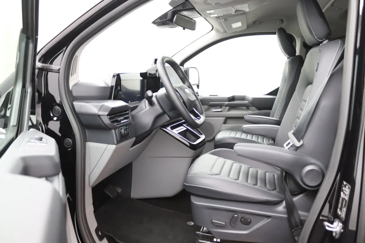 Tourneo 340 2.5 PHEV L1H1 Titanium X | 8-Persoons | Panoramadak | B&O | Trekhaak | Leder | 360 Camera | Navigatie | Elektrische Stoel Voorstoelen | Adaptive Cruise | BLIS