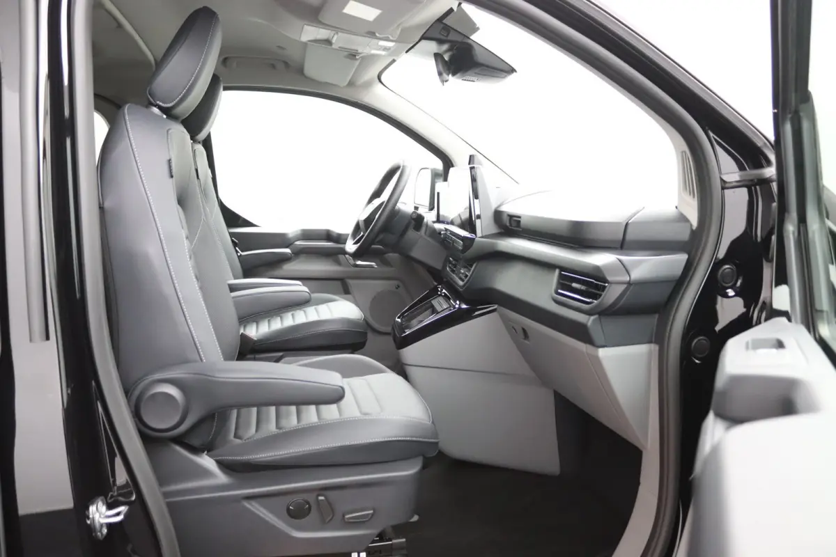 Tourneo 340 2.5 PHEV L1H1 Titanium X | 8-Persoons | Panoramadak | B&O | Trekhaak | Leder | 360 Camera | Navigatie | Elektrische Stoel Voorstoelen | Adaptive Cruise | BLIS