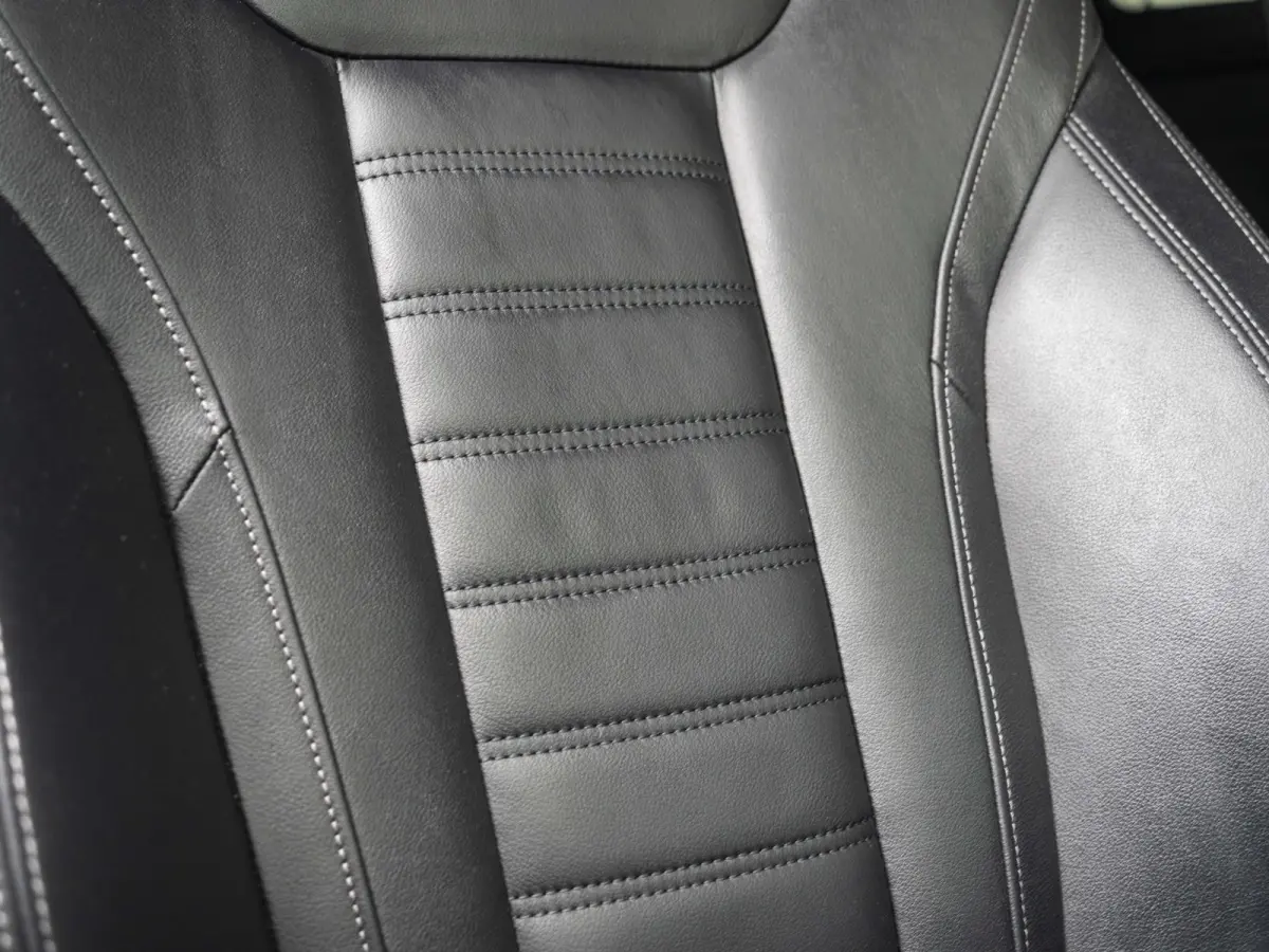 320e | Comfort Pack | Achteruitrijcamera | Comfort Access | Stoelverwarming | Cruise Control | Sportstoelen | 17''