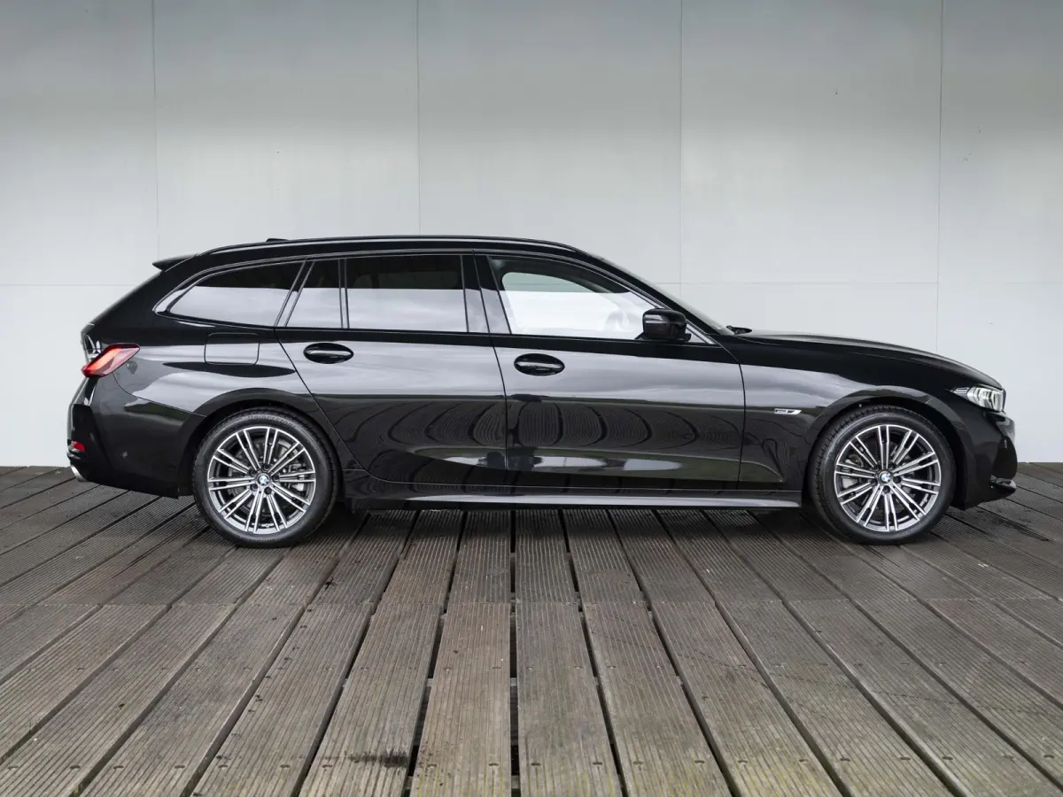 320e | Comfort Pack | Achteruitrijcamera | Comfort Access | Stoelverwarming | Cruise Control | Sportstoelen | 17''