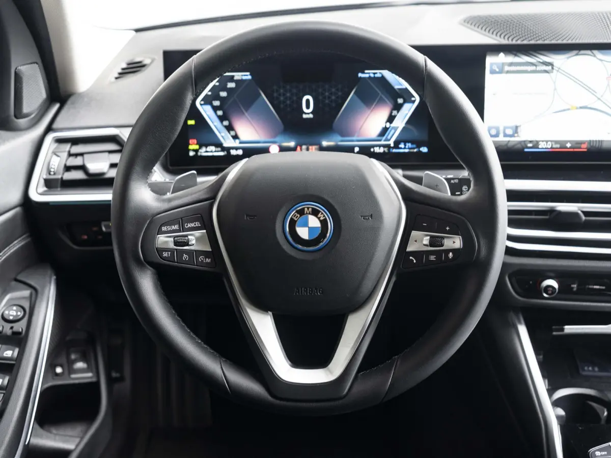 320e | Comfort Pack | Achteruitrijcamera | Comfort Access | Stoelverwarming | Cruise Control | Sportstoelen | 17''