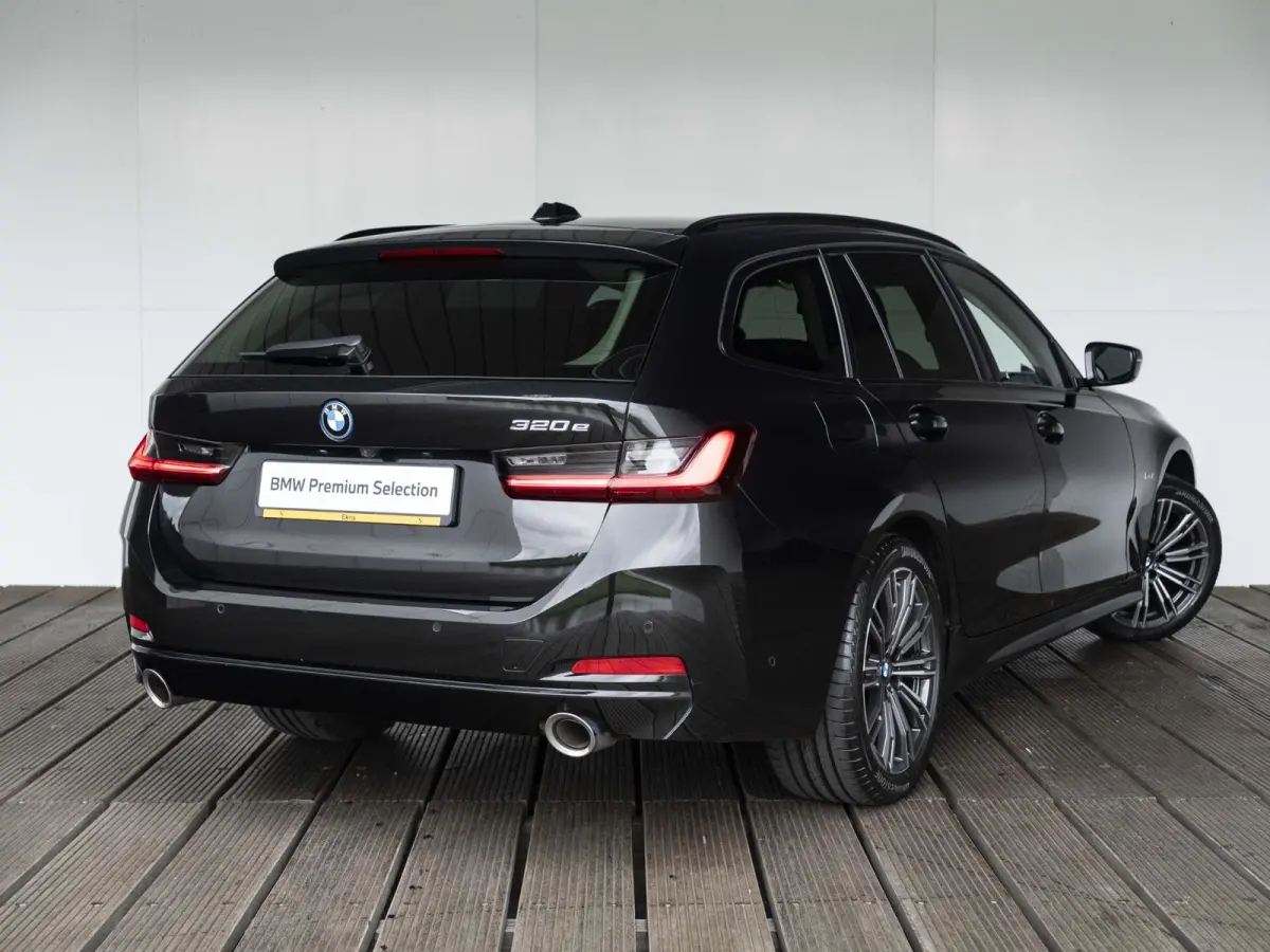 320e | Comfort Pack | Achteruitrijcamera | Comfort Access | Stoelverwarming | Cruise Control | Sportstoelen | 17''