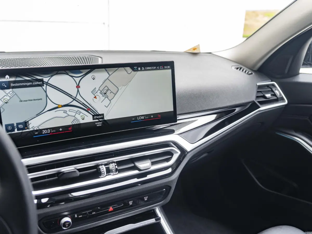 320e | Comfort Pack | Achteruitrijcamera | Comfort Access | Stoelverwarming | Cruise Control | Sportstoelen | 17''
