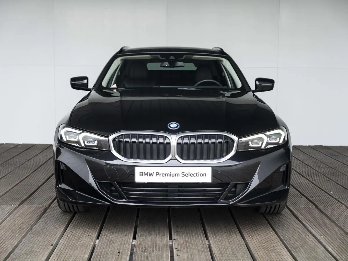 320e | Comfort Pack | Achteruitrijcamera | Comfort Access | Stoelverwarming | Cruise Control | Sportstoelen | 17''