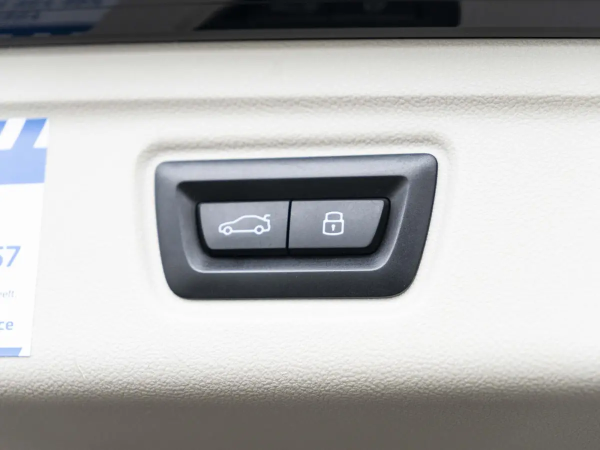 320e | Comfort Pack | Achteruitrijcamera | Comfort Access | Stoelverwarming | Cruise Control | Sportstoelen | 17''