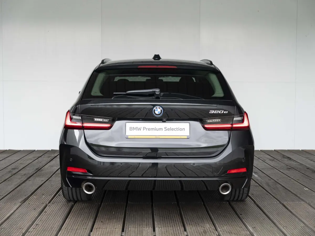 320e | Comfort Pack | Achteruitrijcamera | Comfort Access | Stoelverwarming | Cruise Control | Sportstoelen | 17''