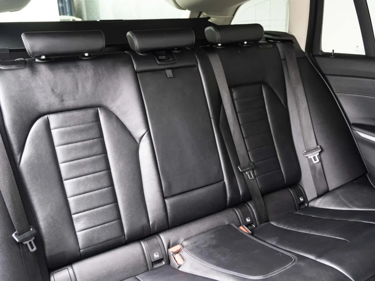 320e | Comfort Pack | Achteruitrijcamera | Comfort Access | Stoelverwarming | Cruise Control | Sportstoelen | 17''