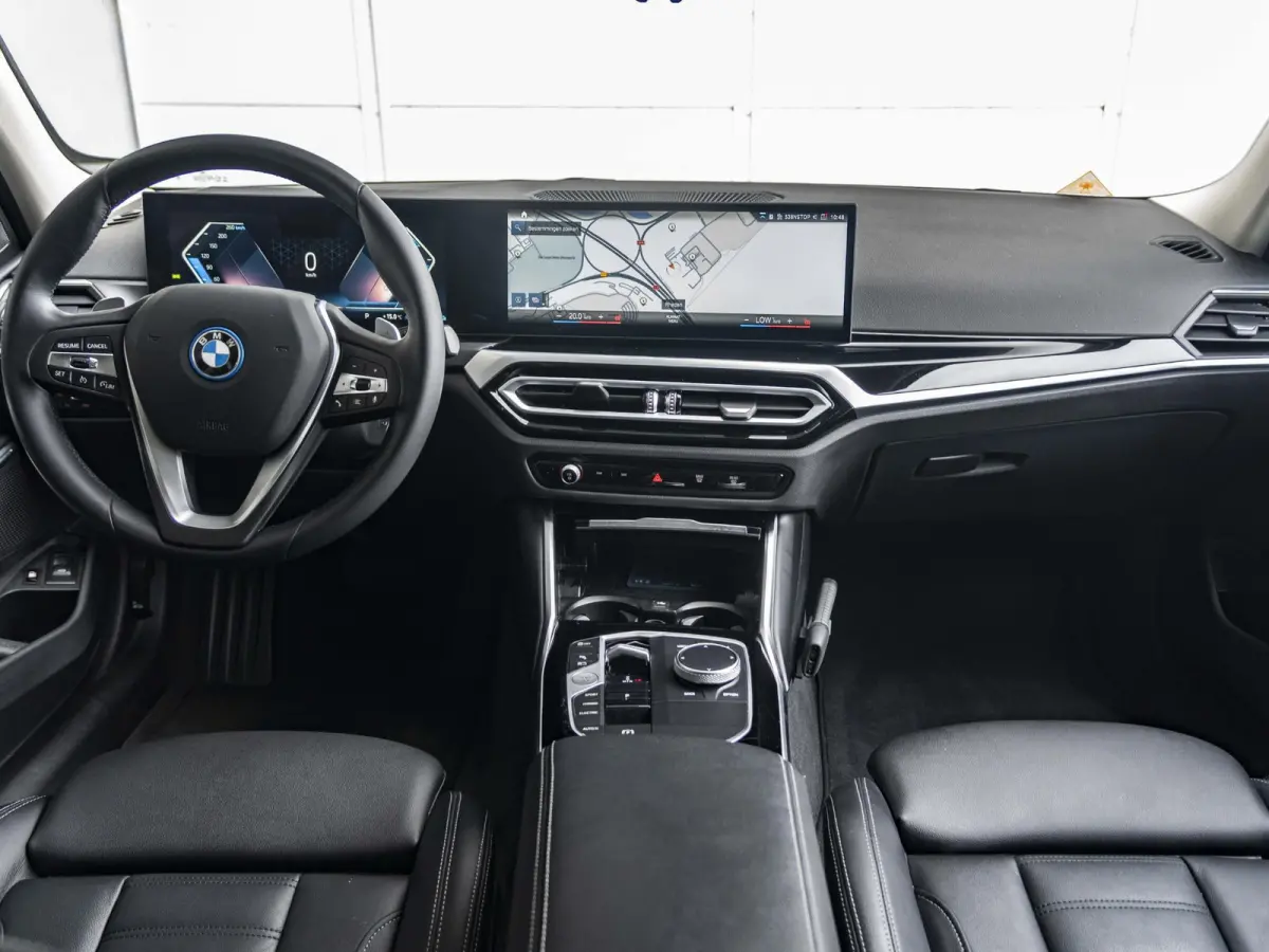 320e | Comfort Pack | Achteruitrijcamera | Comfort Access | Stoelverwarming | Cruise Control | Sportstoelen | 17''