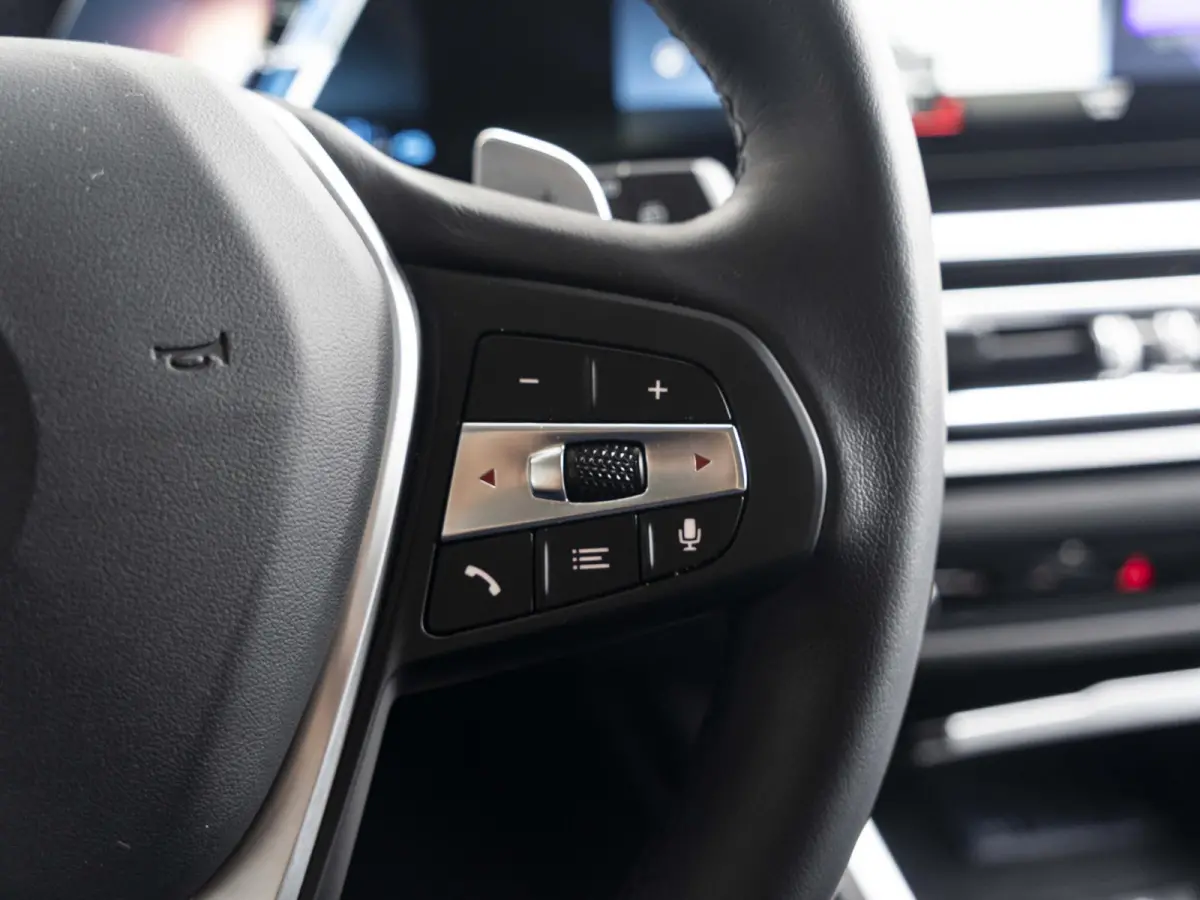 320e | Comfort Pack | Achteruitrijcamera | Comfort Access | Stoelverwarming | Cruise Control | Sportstoelen | 17''