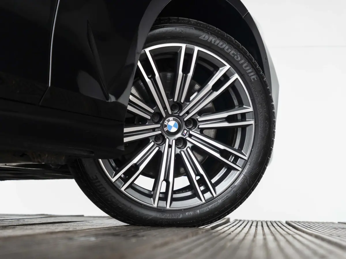 320e | Comfort Pack | Achteruitrijcamera | Comfort Access | Stoelverwarming | Cruise Control | Sportstoelen | 17''