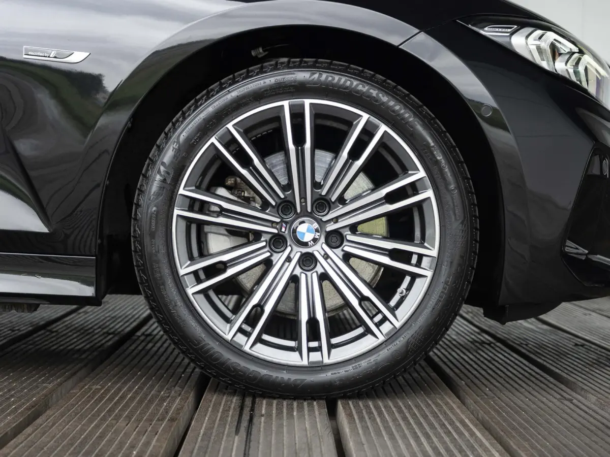 320e | Comfort Pack | Achteruitrijcamera | Comfort Access | Stoelverwarming | Cruise Control | Sportstoelen | 17''
