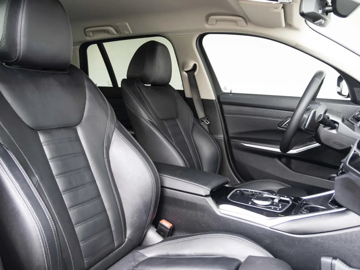 320e | Comfort Pack | Achteruitrijcamera | Comfort Access | Stoelverwarming | Cruise Control | Sportstoelen | 17''