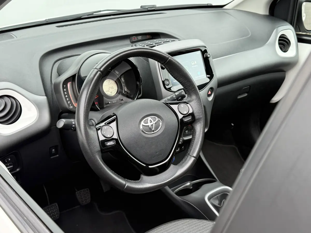 1.0 VVT-i x-joy cabrio | CarPlay | Bluetooth | Clima | DAB+ | LED