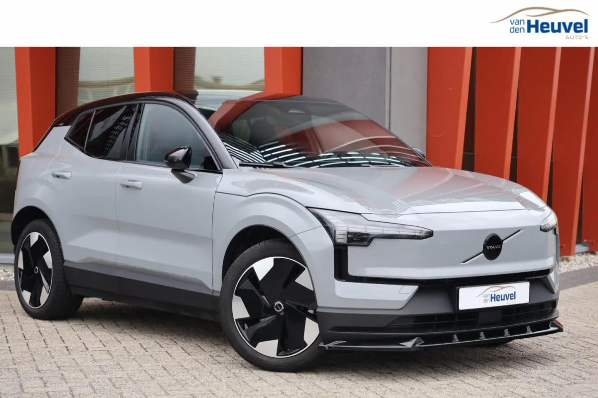 Single Motor Extended Range Plus 69 kWh | Stoelverwarming | Trekhaak I H/K | Pilot Assist | BLIS | Parkeercamera | Glossy Black | Keyless