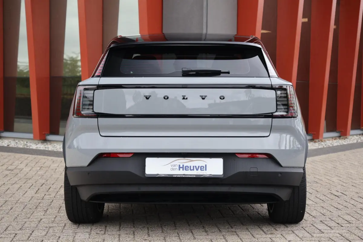 Single Motor Extended Range Plus 69 kWh | Stoelverwarming | Trekhaak I H/K | Pilot Assist | BLIS | Parkeercamera | Glossy Black | Keyless