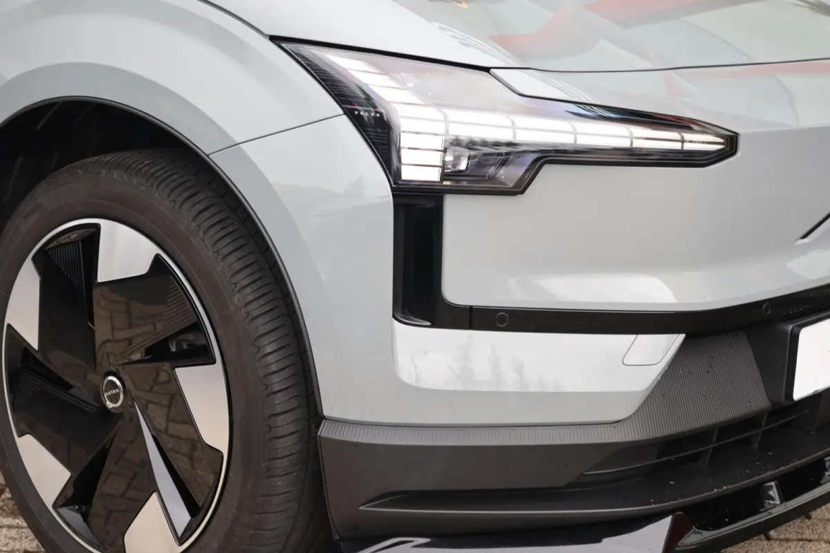 Single Motor Extended Range Plus 69 kWh | Stoelverwarming | Trekhaak I H/K | Pilot Assist | BLIS | Parkeercamera | Glossy Black | Keyless