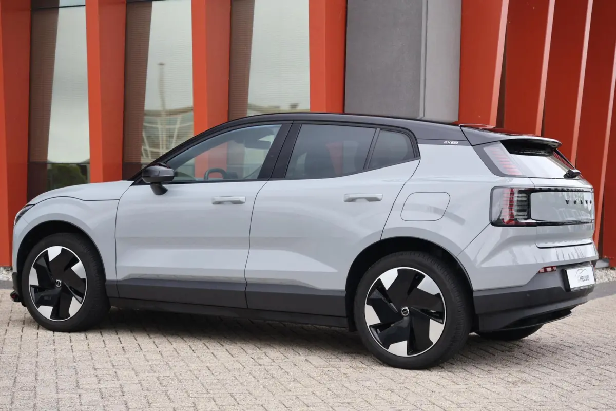 Single Motor Extended Range Plus 69 kWh | Stoelverwarming | Trekhaak I H/K | Pilot Assist | BLIS | Parkeercamera | Glossy Black | Keyless