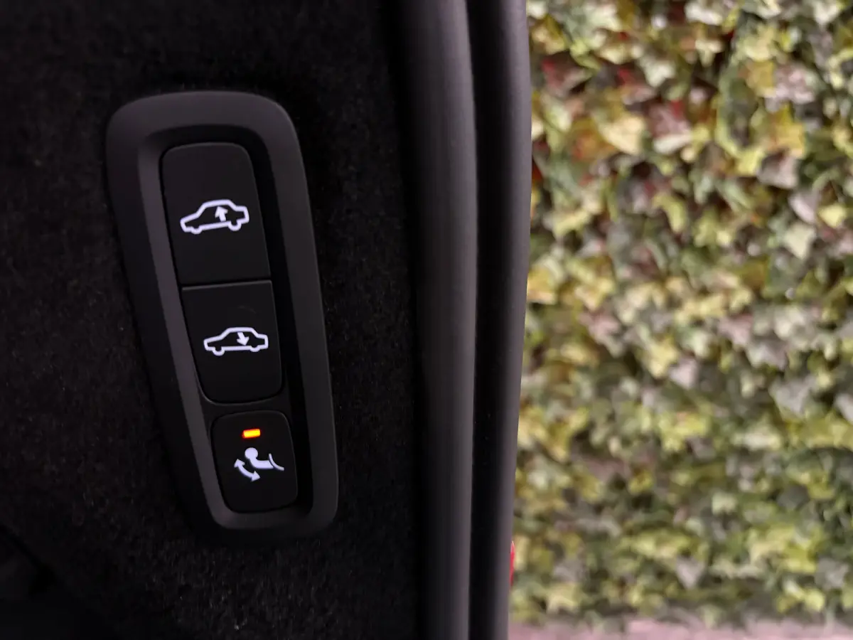 T8 AWD Recharge Ultra Dark | Luchtvering | Trekhaak | 360 Camera | Head-Up Display | Harman Kardon | 455pk | Adaptieve Cruise Control | Stoelverwarming voor+achter | Stuurwielverwarming | Sc