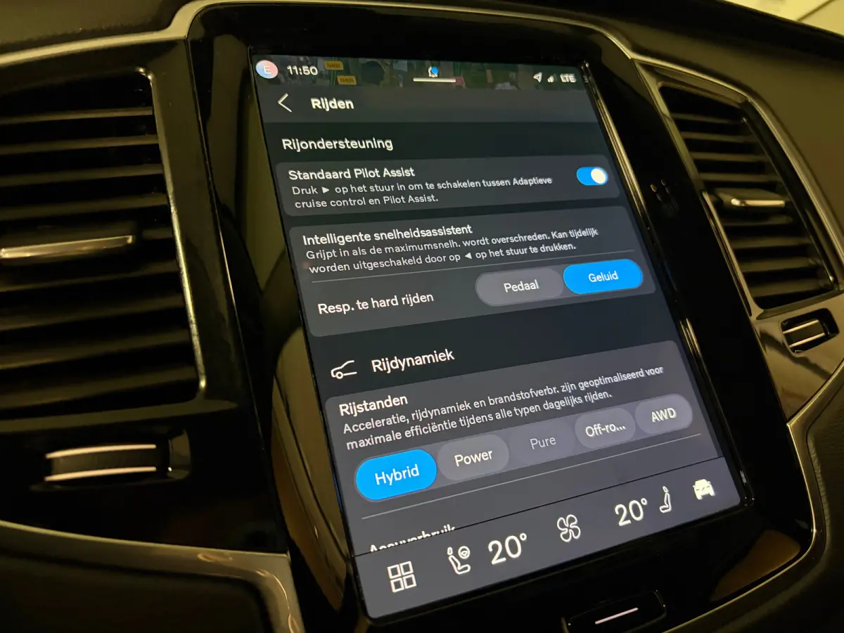 T8 AWD Recharge Ultra Dark | Luchtvering | Trekhaak | 360 Camera | Head-Up Display | Harman Kardon | 455pk | Adaptieve Cruise Control | Stoelverwarming voor+achter | Stuurwielverwarming | Sc
