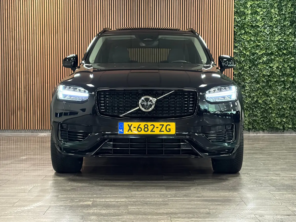 T8 AWD Recharge Ultra Dark | Luchtvering | Trekhaak | 360 Camera | Head-Up Display | Harman Kardon | 455pk | Adaptieve Cruise Control | Stoelverwarming voor+achter | Stuurwielverwarming | Sc