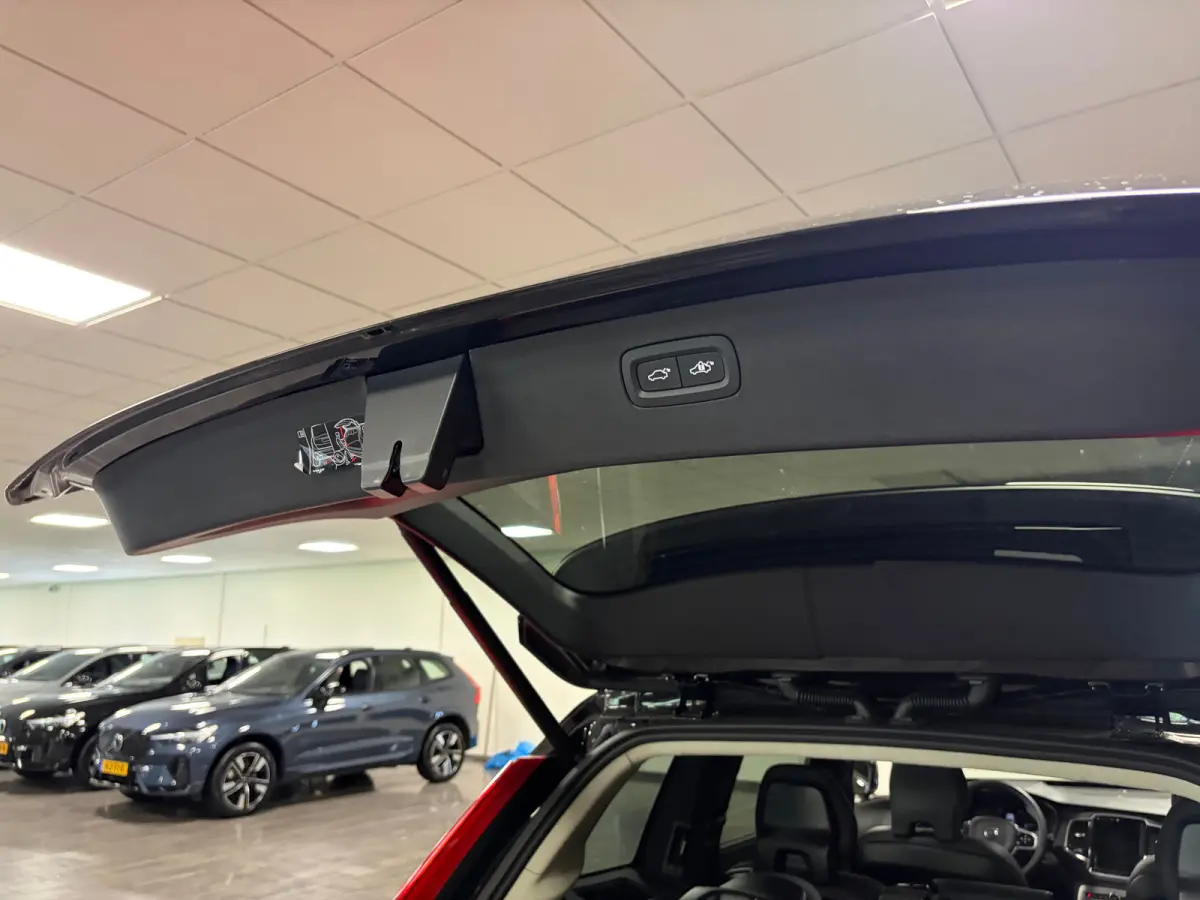 T8 AWD Recharge Ultra Dark | Luchtvering | Trekhaak | 360 Camera | Head-Up Display | Harman Kardon | 455pk | Adaptieve Cruise Control | Stoelverwarming voor+achter | Stuurwielverwarming | Sc