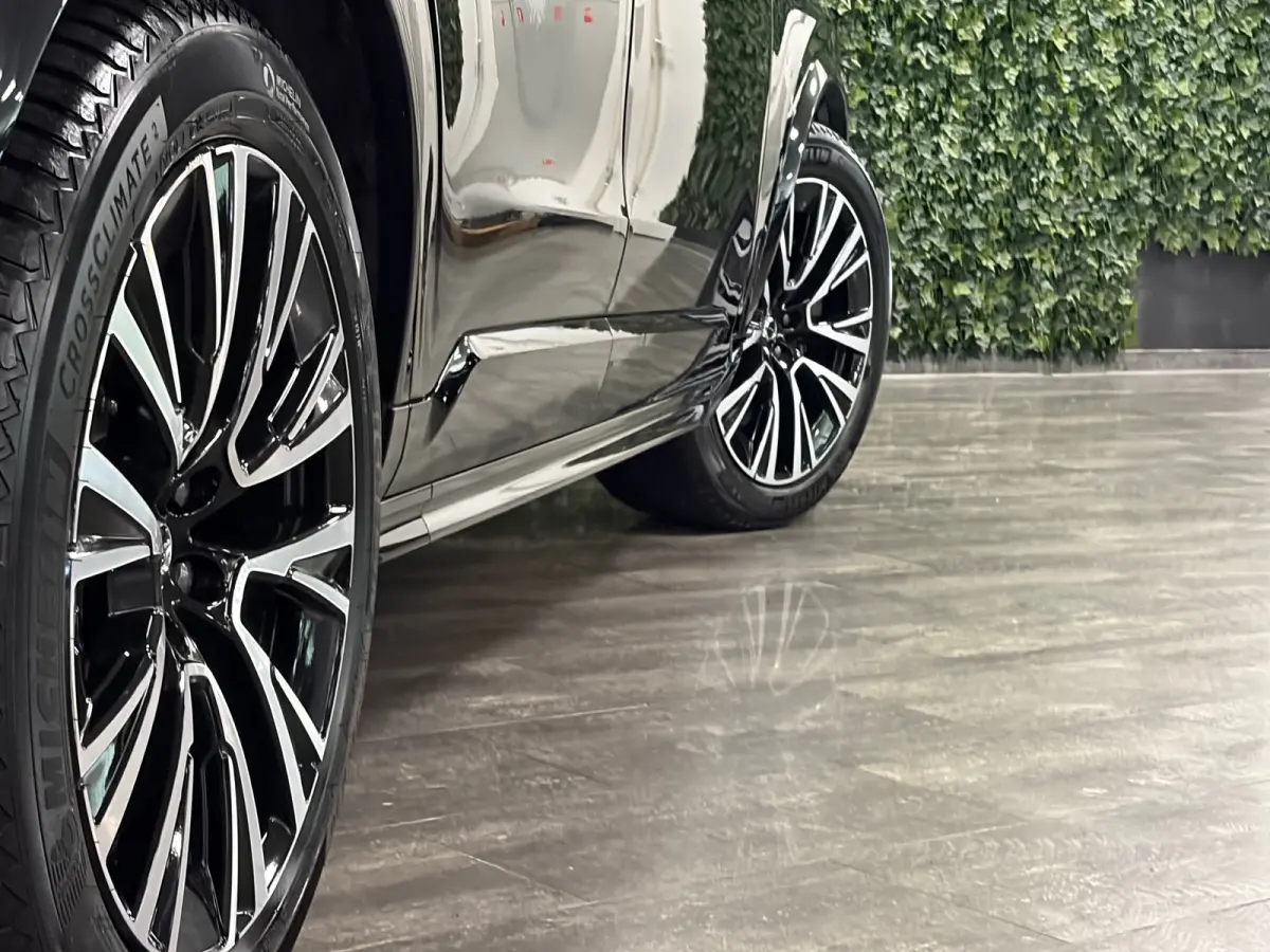 T8 AWD Recharge Ultra Dark | Luchtvering | Trekhaak | 360 Camera | Head-Up Display | Harman Kardon | 455pk | Adaptieve Cruise Control | Stoelverwarming voor+achter | Stuurwielverwarming | Sc
