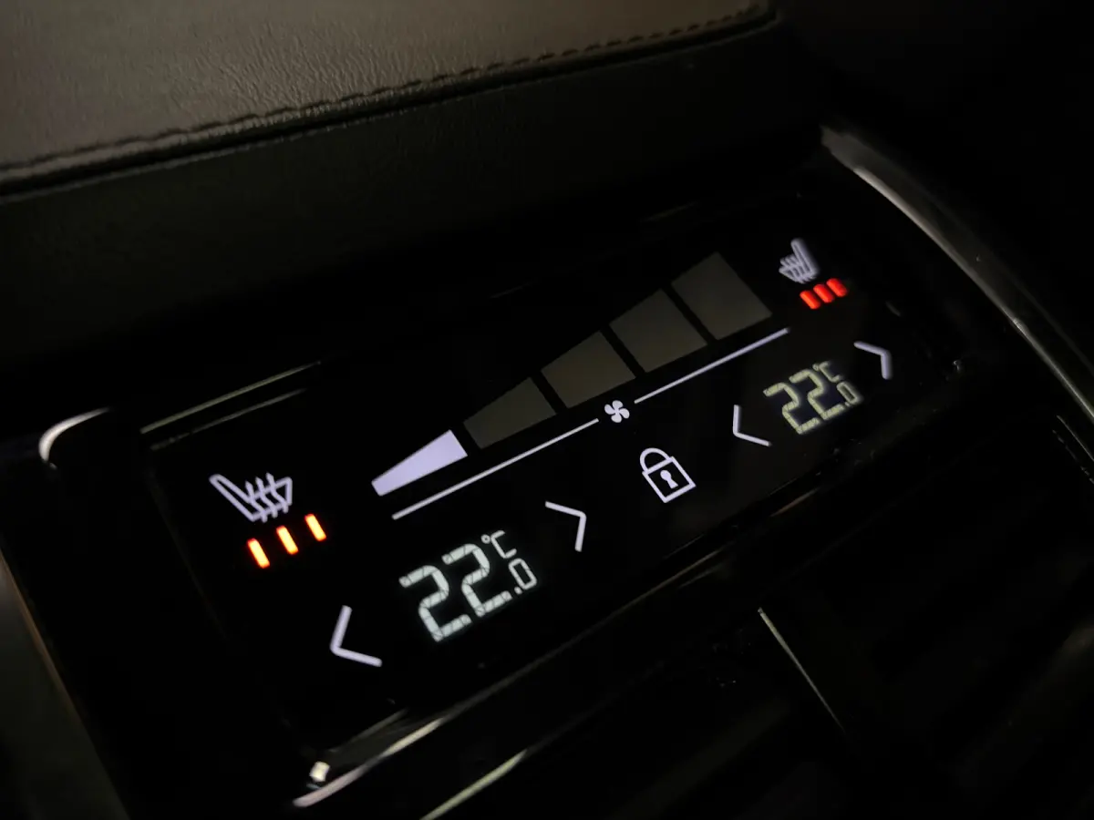 T8 AWD Recharge Ultra Dark | Luchtvering | Trekhaak | 360 Camera | Head-Up Display | Harman Kardon | 455pk | Adaptieve Cruise Control | Stoelverwarming voor+achter | Stuurwielverwarming | Sc