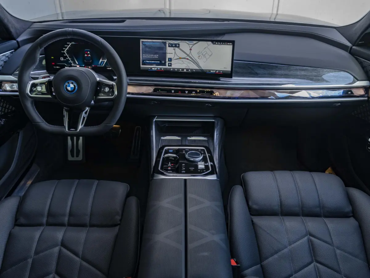 M70 xDrive | M Performance Pack | Connoisseur Pack | Executive Lounge | Innovation Pack | 21 inch | Active Steering | Executive Drive Pro | Kristalkoplampen | Driving Assistant Professional 